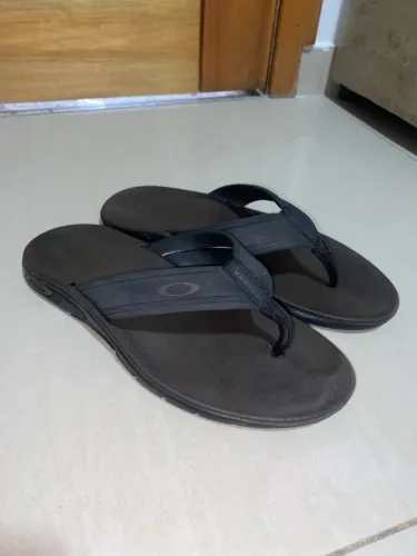 Chinelo Oakley 