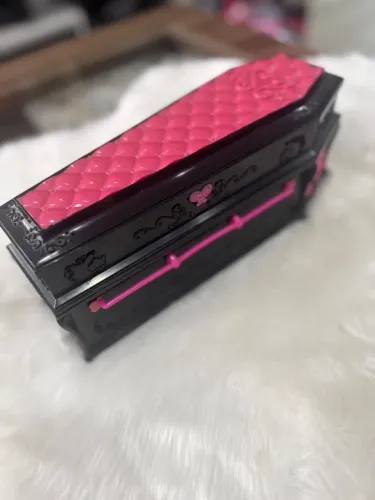 Cama caixão draculaura monster high, porta joias.