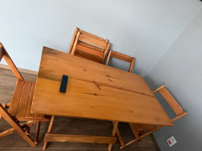 Vendo mesa de madeira com 6 cadeiras