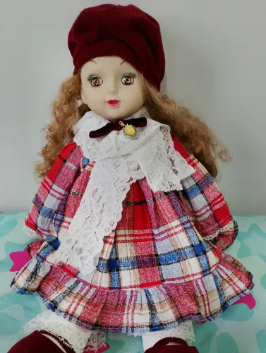 Boneca de pano com rosto de porcelana