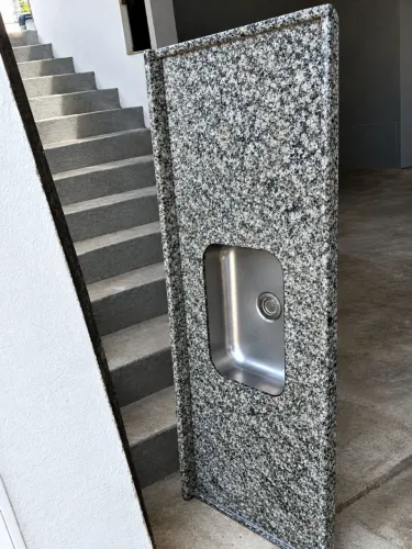 Pia de granito, com cuba em inox.