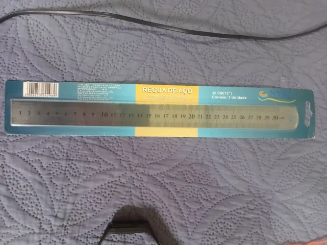 régua de aço de 30 cm (12") da marca NYBC, ainda na embalagem original lacrada.