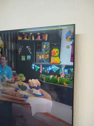 TELEVISÃO TCL 65 POLEGADAS, COM LISTRAS NA TELA.