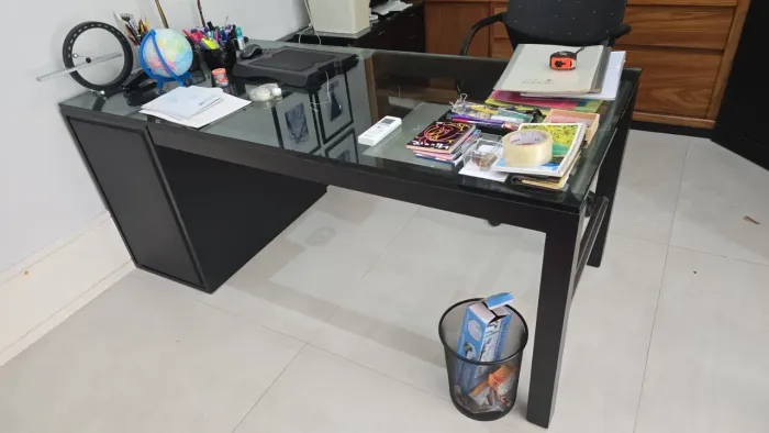 Mesa de laca preta com anexo de gaveteiros e tampo de vidro grosso incrível !!!