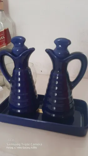 Peça de decoração de cerâmica Galheteiro Baronesa com bandeja cor azul cobalto 
