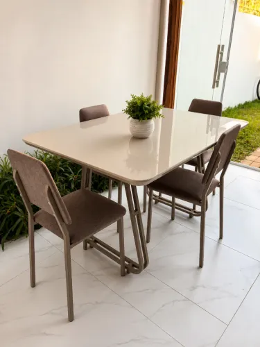 Mesa de Jantar com 4 Cadeiras Semi Nova