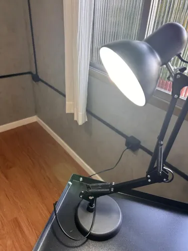 Luminária de Mesa Articulada Preta (Estilo Pixar) - 2 em 1 com Base e Garra