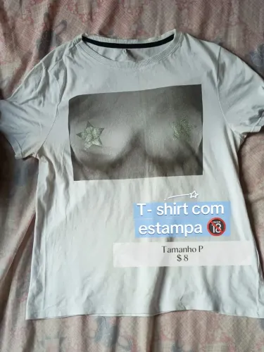T- shirt branca com estampa inusitada y2k