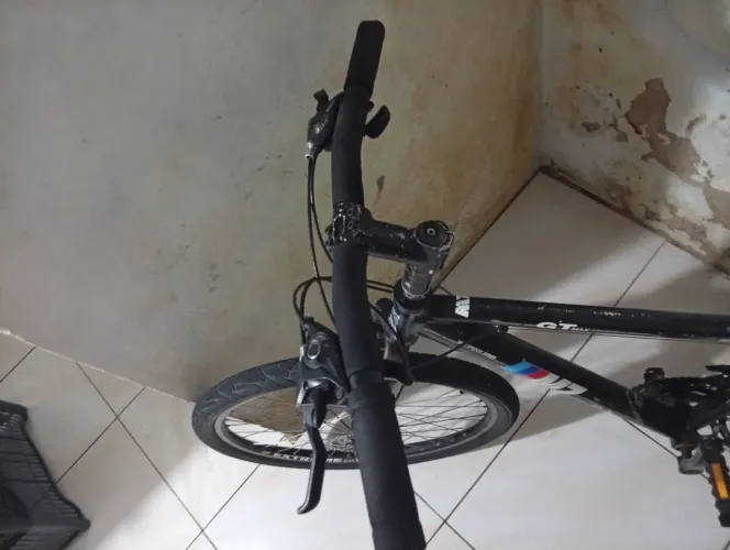 Bicicleta excelente só falta uma pintura