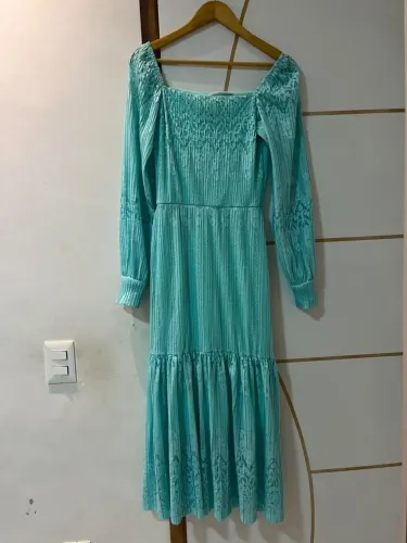 Desapego vestido midi na cor verde, usado apenas 2 vezes, em ótimo estado de conservação P