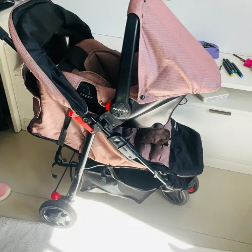 Carrinho com bebê conforto voyage