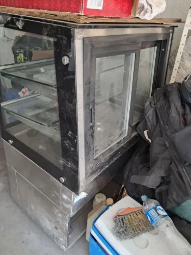Vende-se repositor gelado e uma vitrine aquecida