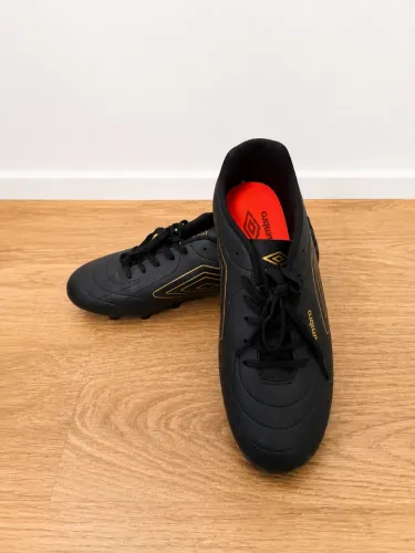Chuteira Umbro 42 nova