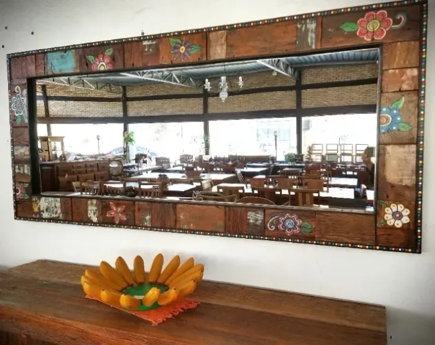 Espelho com madeira de demolição e pintura floral.
