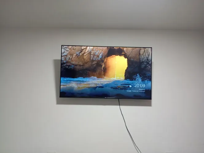 TV tcl 43 polegadas em perfeito estado com apenas seis meses de uso após sair da loja