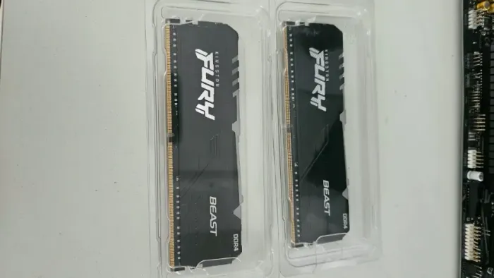 Memoria Ram Ddr4 32Gb 2x16Gb 3200Mhz Rgb Kingston Fury (Seminovas 3 meses de garantia)