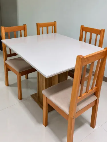 Mesa com 4 cadeiras de madeira