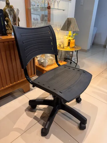 Cadeira de escritório com regulagem e rodinhas