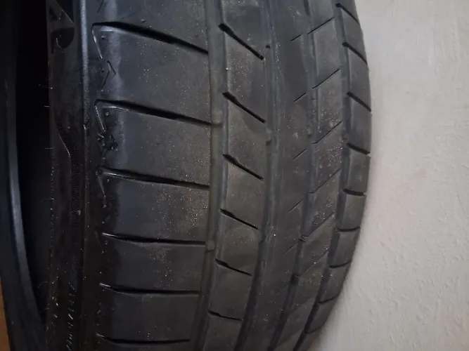 Pneu está perfeito 235/45r/19 /45h