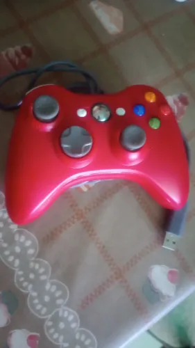 Controle Xbox 360 vermelho com cabo