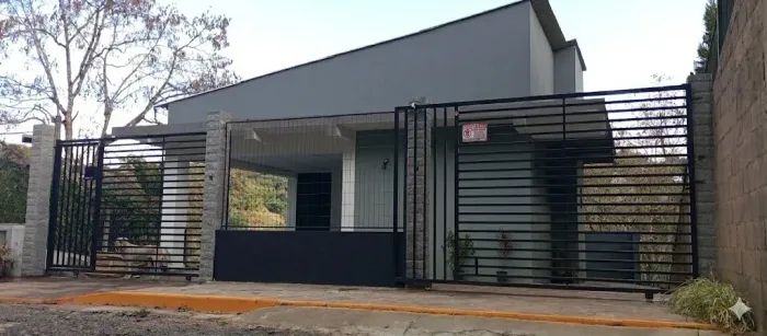 Vendo Casa em Gramado com 3 quartos e garagem 3 autos ao lado do Cond Alfaville