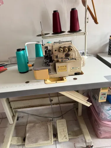 Máquina de overloque sansei 