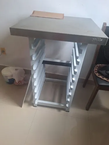 Mesa de inox com espaço para bandeijas