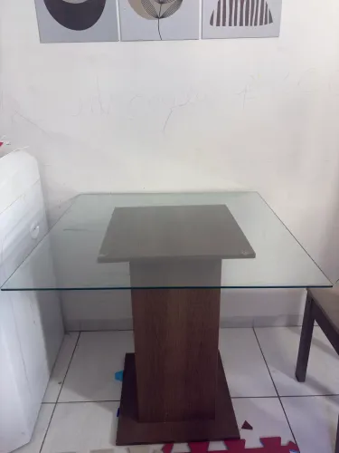 Mesa com 3 cadeiras de vidro