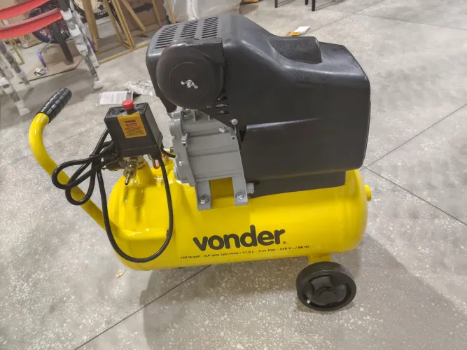 Compressor de Ar Vonder MCV 216 21,6L 2CV 220V - 8 PCM 120 PSI