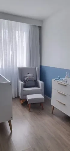 Poltrona de amamentação com puff