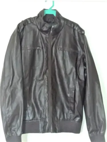 Casaco  de couro ecologico com punhos, na cor marron