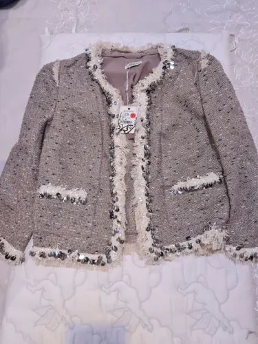 Casaco de tweed com detalhes em paetês