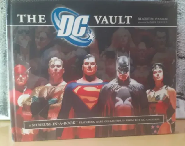 LIVRO The DC Vault (DC/RUNNING PRESS)