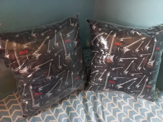 2 Almofadas - Estampa Rock/Guitarra - produto artesanal (novas) ver descrição