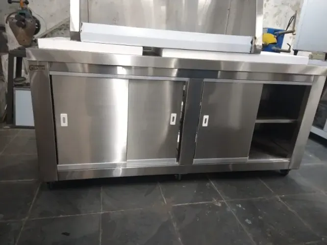 Balcão seco em aço inox 430 ou 304, com portas de correr e prateleira internas.