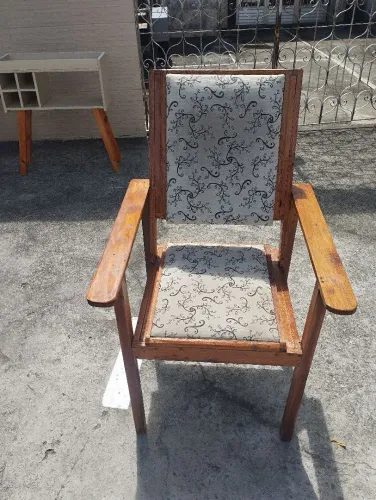 Poltrona de madeira com estofado