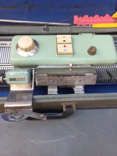 Máquina antiga de tricô MAGITEX 