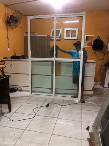 Porta de alumínio branco com vidro