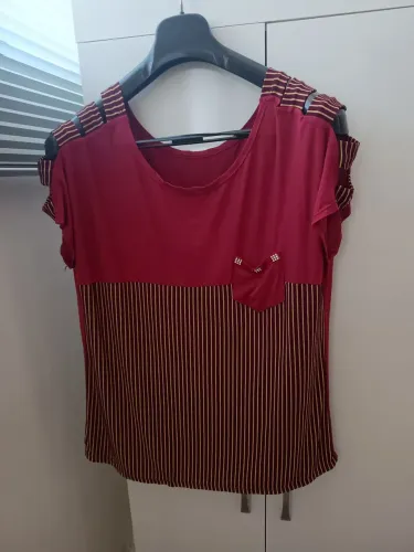 Blusa Feminina Vermelha com Detalhes