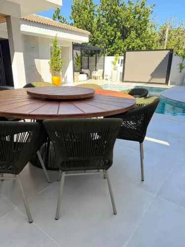 MESA PARA ÁREA EXTERNA COM 8 CADEIRAS ( TAMPO DE MADEIRA COM PRATO GIRATÓRIO)