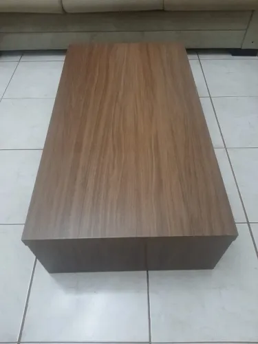 Mesa maravilhosa de centro de sala, em madeira maciça, com 1,10 m C, 60 cm L e 30 cm A.