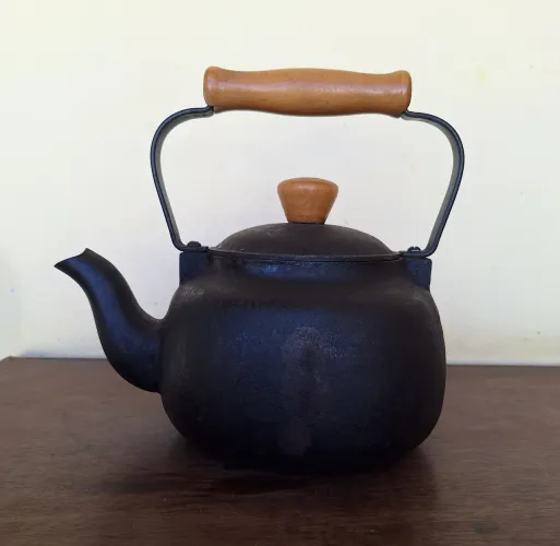 ANTIGA CHALEIRA DE FERRO FUNDIDO MARCA PANELA DA VOVÓ, ANTIGUIDADE, RELÍQUIA.