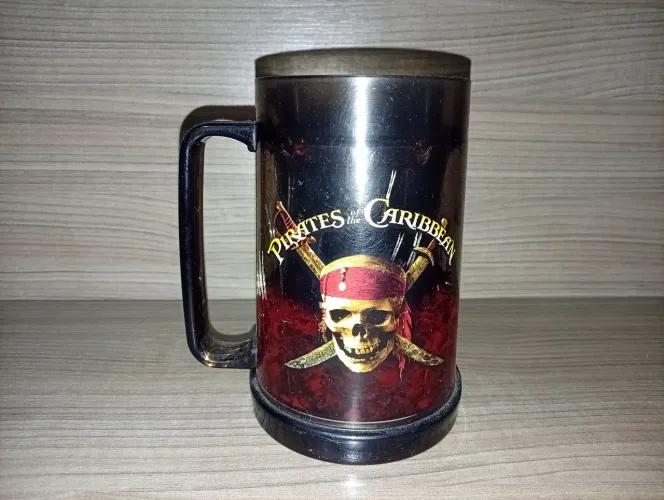 Caneca Piratas do Caribe dos Parques da Disney - Peça original dos parques da Disney