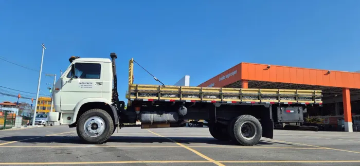 Caminhão frete. Carroceria aberta