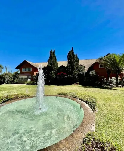 Luxuosa mansão de 7 quartos e 5 suítes em condomínio exclusivo de Vinhedo-SP, bairro Caixa