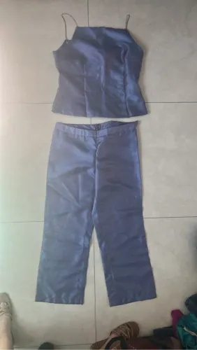Conjunto top e calça azul acetinado, TAM 42.
