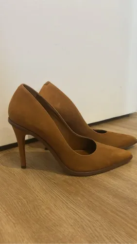 Scarpin caramelo de Camurça