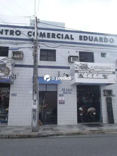 Sala com lavabo, quase esquina com Avenida Tristão Gonçalves.