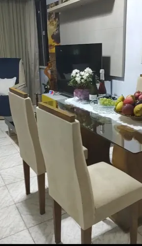 Vendo mesa completa com 4 cadeiras e capas