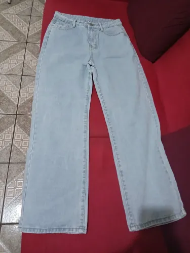 Calça jeans desfiada